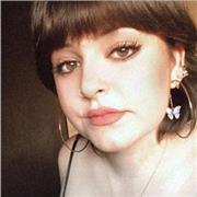 Profesora de castellano imparte clases a personas de todas las edades